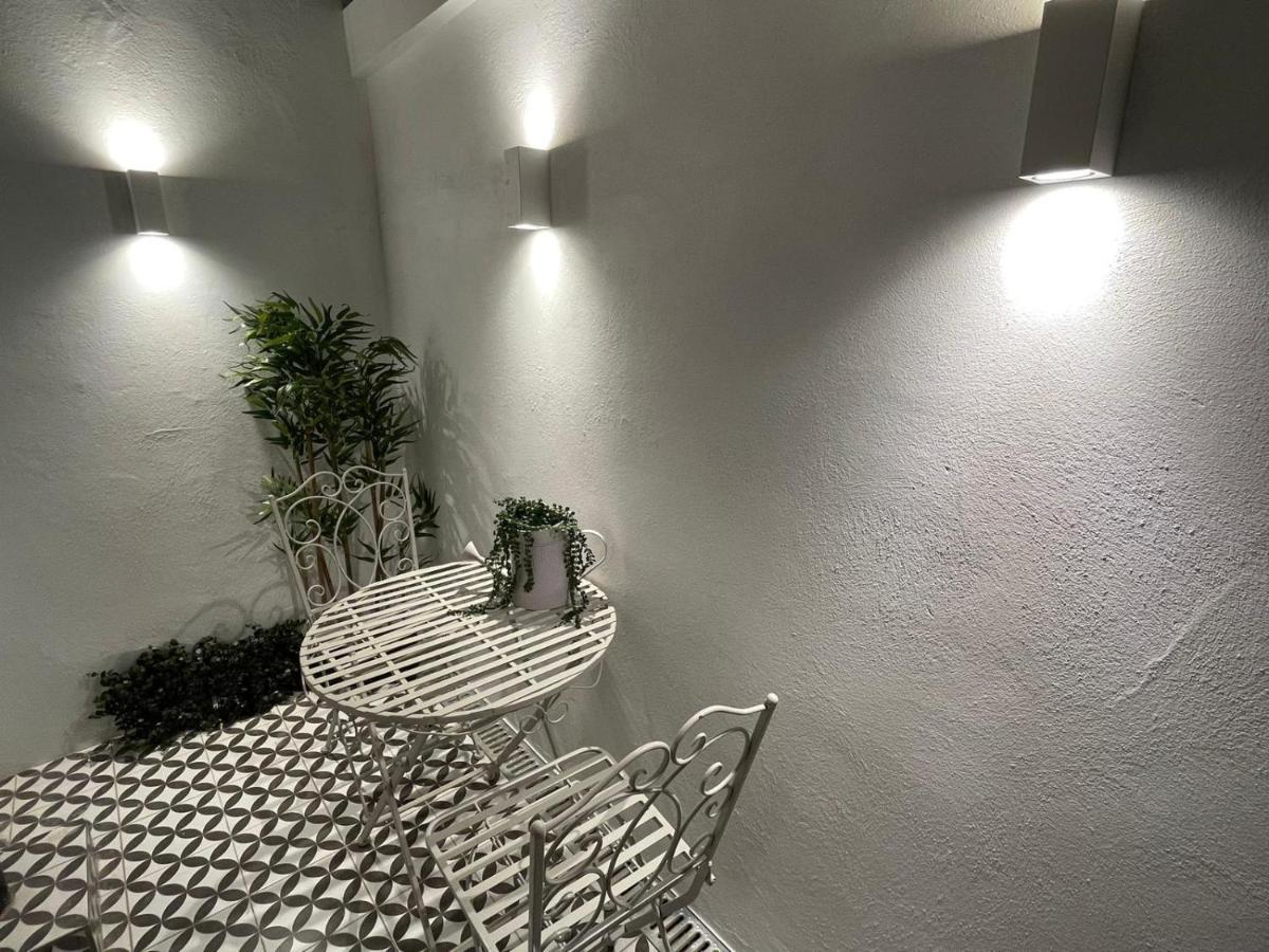Central Apartment - With Patio And Sofa Bed! Τσέλτενχαμ Εξωτερικό φωτογραφία