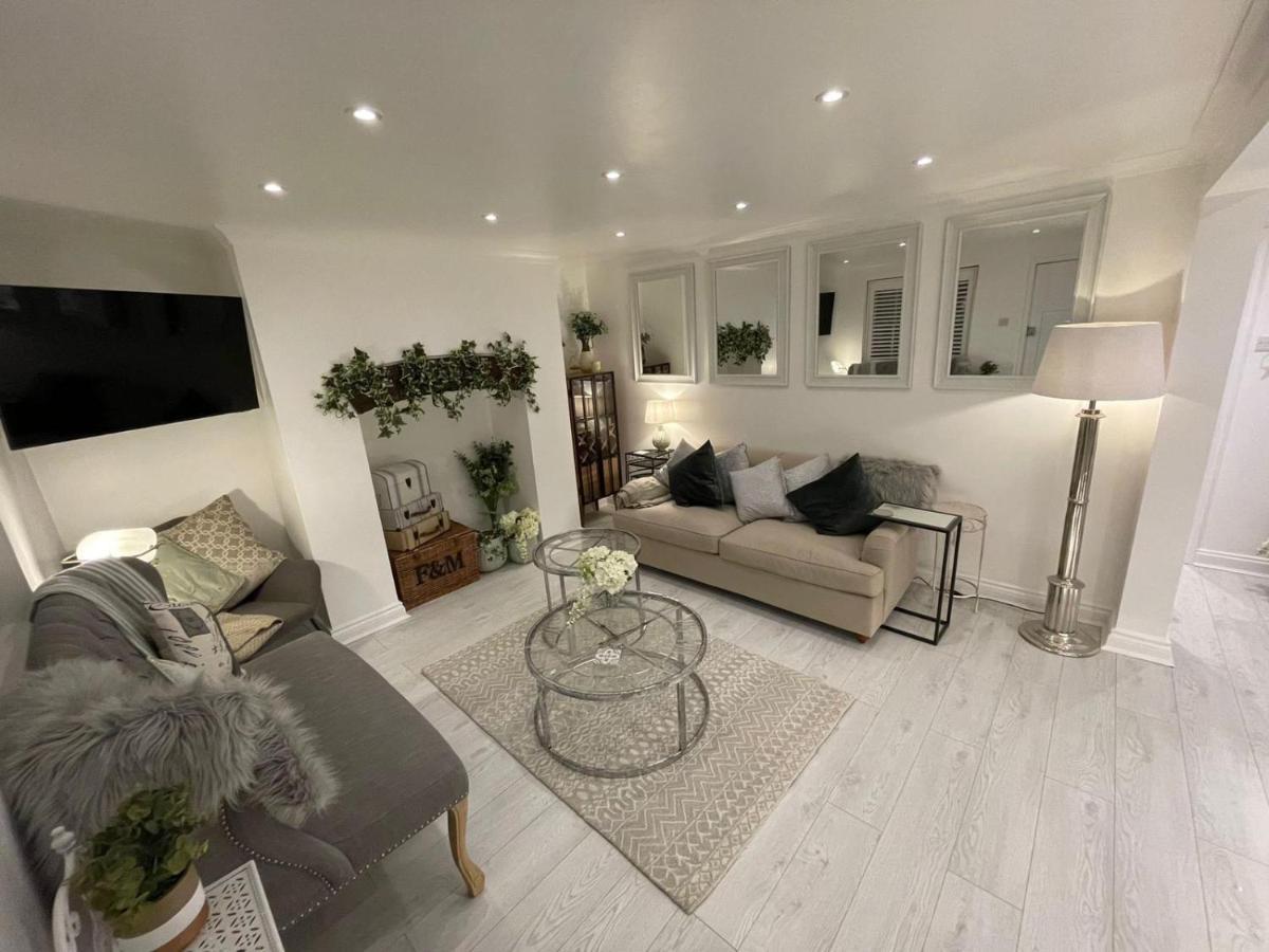 Central Apartment - With Patio And Sofa Bed! Τσέλτενχαμ Εξωτερικό φωτογραφία